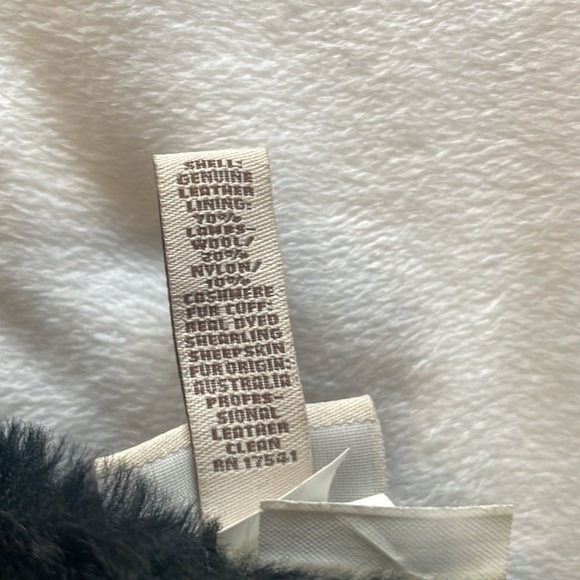 Women’s UGG Leather Gloves - Picture 5 of 5